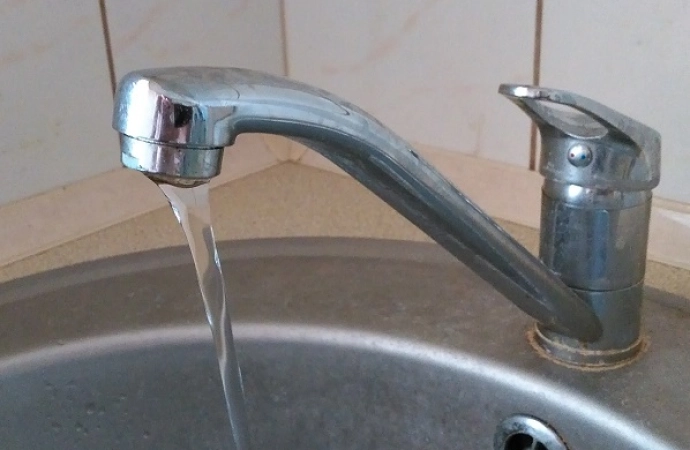 Sanepid zakazał spożywania wody z wodociągu Dąbrowa.