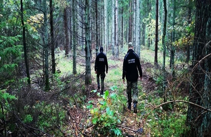 {Funkcjonariusze Straży Granicznej odnaleźli w przygranicznych lasach 86-letnią kobietę oraz 21-latka, którzy zgubili się zbierając grzyby.}