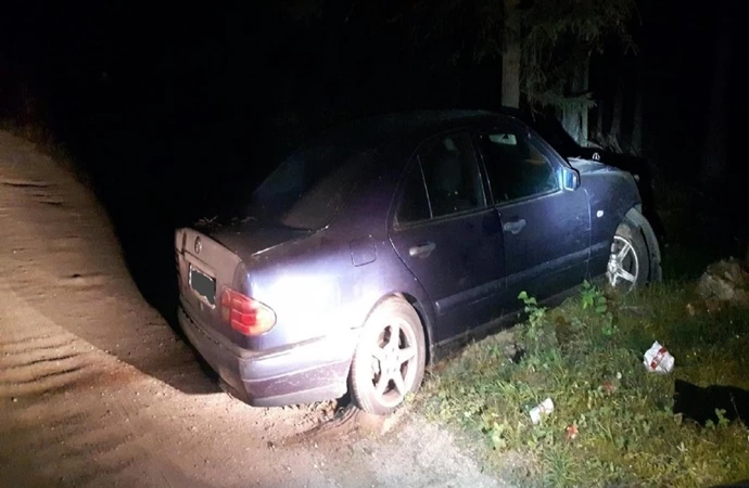 {Rozbite auto na środku drogi – a w nim dwie śpiące osoby. Taki widok zastali policjanci ze Szczytna.}