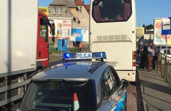 Kierowca autobusu stracił prawo jazdy, gdyż wiózł zbyt wielu pasażerów.