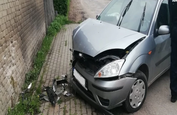 {Policjanci zatrzymali mężczyznę, który jadąc pod wpływem alkoholu uderzył w budynek.}