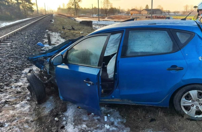 Osobowy hyundai zderzył się z pociągiem w Prostkach na przejeździe kolejowym.